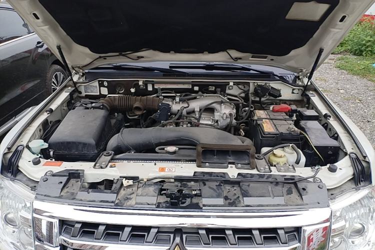 Used Mitsubishi Pajero 2016 3.0L Automatic Prestige Version China V Standard Engine Bay