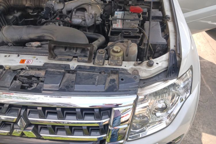 Used Mitsubishi Pajero 2016 3.0L Automatic Luxury Edition China IV Engine Bay Left