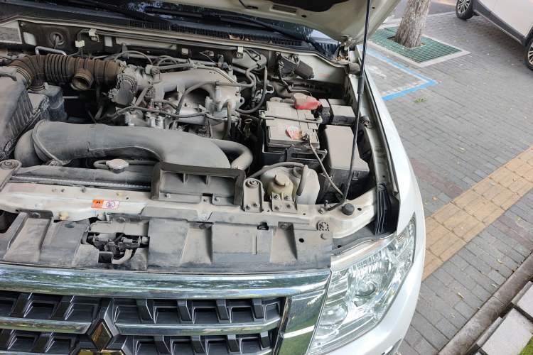 Used Mitsubishi Pajero 2016 3.0L Automatic Prestige Version China V Standard Engine Bay Left