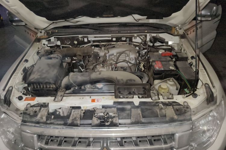 Used Mitsubishi Pajero 2016 3.0L Automatic Prestige Version China V Standard Engine Bay