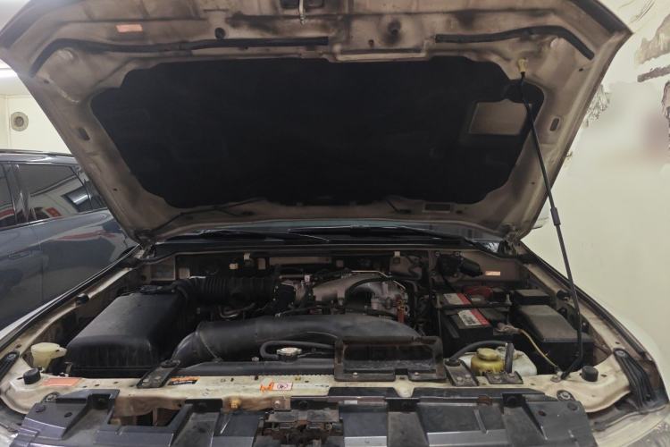 Used Mitsubishi Pajero 2016 3.0L Automatic Prestige Version China V Standard Engine Bay