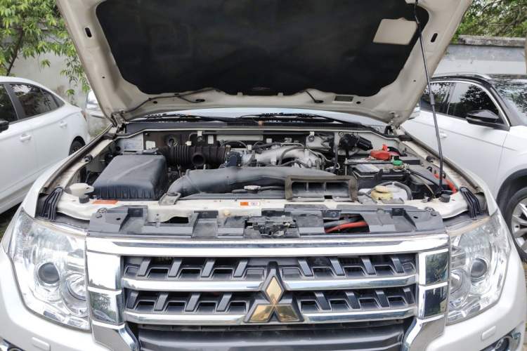 Used Mitsubishi Pajero 2016 3.0L Automatic Prestige Version China V Standard Engine Bay