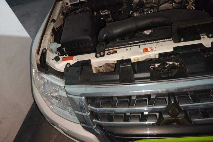 Used Mitsubishi Pajero 2016 3.0L Automatic Prestige Version China V Standard Engine Bay Right