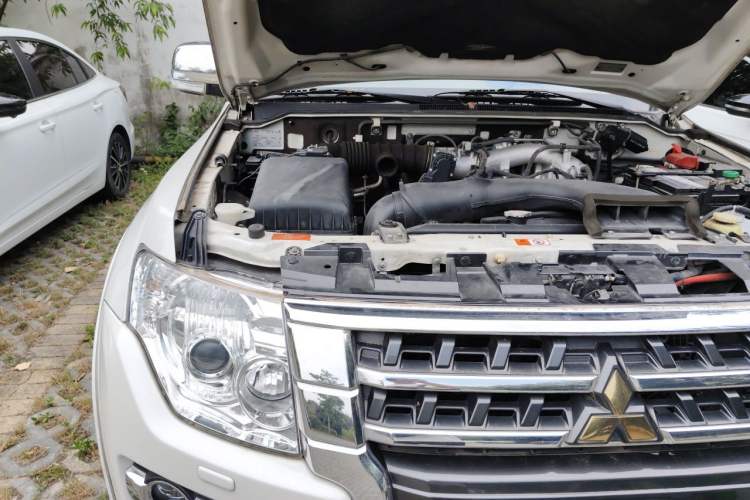 Used Mitsubishi Pajero 2016 3.0L Automatic Prestige Version China V Standard Engine Bay Right