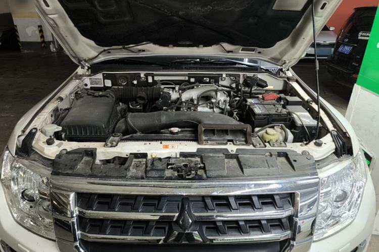 Used Mitsubishi Pajero 2016 3.0L Automatic Standard Version China IV Standard Engine Bay