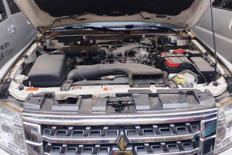 Used Mitsubishi Pajero 2016 3.0L Automatic Luxury Version China V Standard Engine Bay