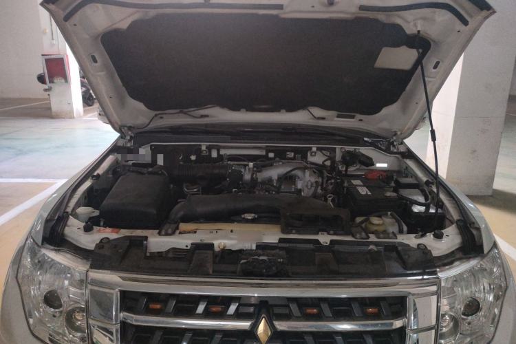 Used Mitsubishi Pajero 2016 3.0L Automatic Prestige Version China V Standard Engine Bay