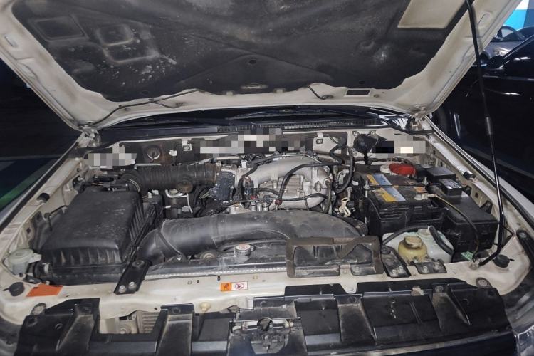 Used Mitsubishi Pajero 2016 3.0L Automatic Prestige Version China IV Standard Engine Bay