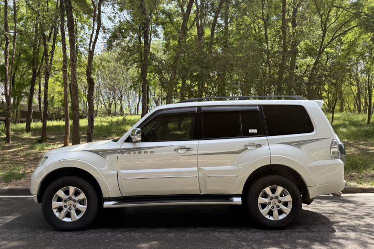 Used Mitsubishi Pajero 2016 3.0L Automatic Prestige Version China V Standard Exterior 1