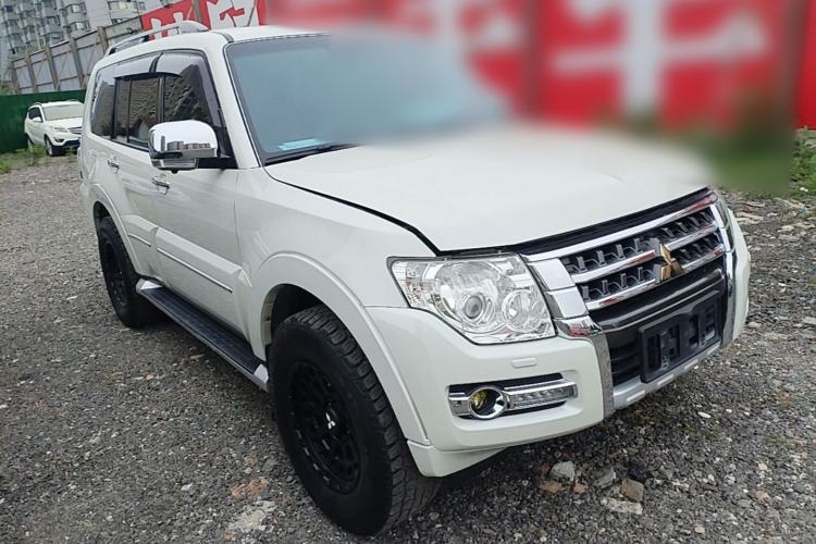 Used Mitsubishi Pajero 2016 3.0L Automatic Prestige Version China V Standard Exterior 1