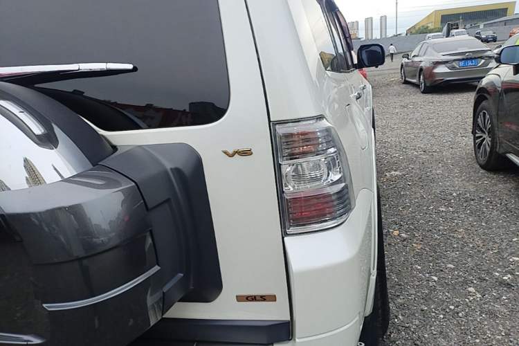 Used Mitsubishi Pajero 2016 3.0L Automatic Prestige Version China V Standard Exterior 3