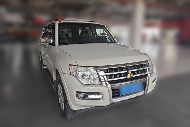 Used Mitsubishi Pajero 2016 3.0L Automatic Prestige Version China V Standard Front Right 45 Deg