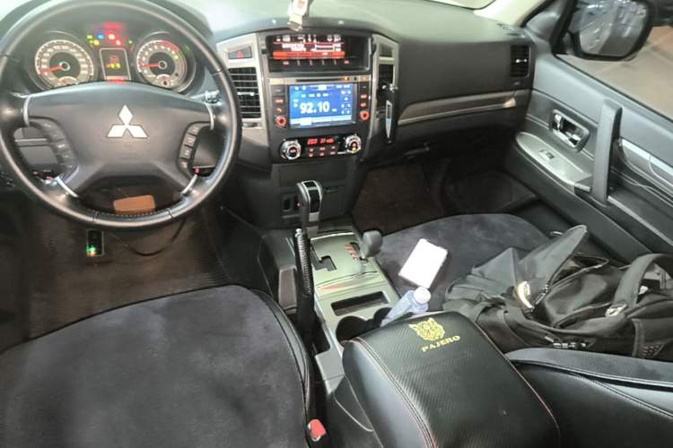 Used Mitsubishi Pajero 2016 3.0L Automatic Standard Version China IV Standard Gear Lever