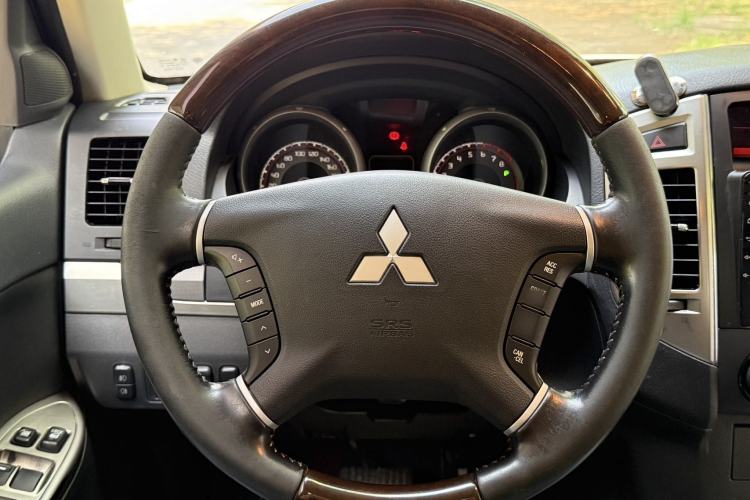 Used Mitsubishi Pajero 2016 3.0L Automatic Prestige Version China V Standard Interior 2