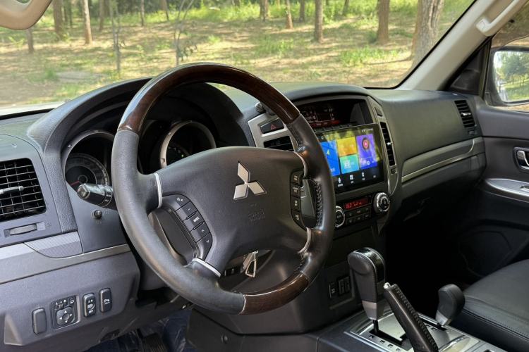 Used Mitsubishi Pajero 2016 3.0L Automatic Prestige Version China V Standard Interior 3