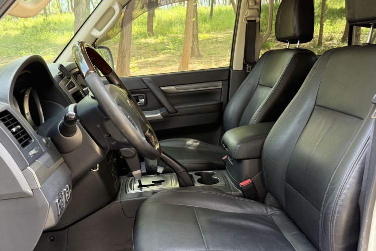Used Mitsubishi Pajero 2016 3.0L Automatic Prestige Version China V Standard Interior 5