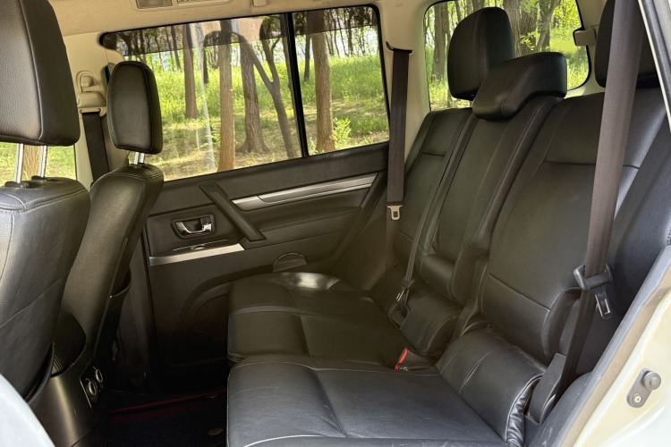 Used Mitsubishi Pajero 2016 3.0L Automatic Prestige Version China V Standard Interior 6
