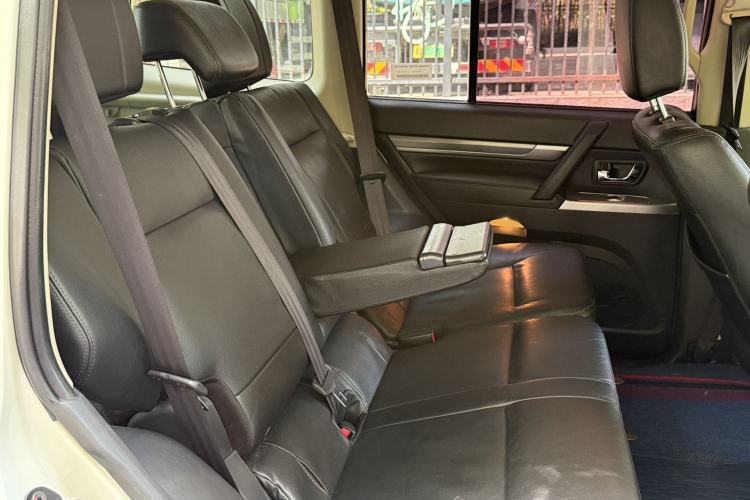 Used Mitsubishi Pajero 2016 3.0L Automatic Prestige Version China V Standard Interior 9