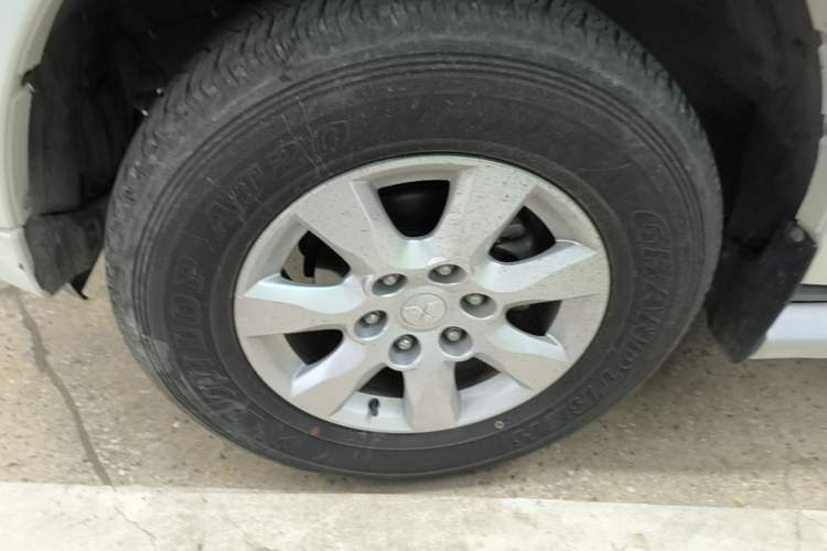 Used Mitsubishi Pajero 2016 3.0L Automatic Standard Version China IV Standard Left Front Wheel Hub