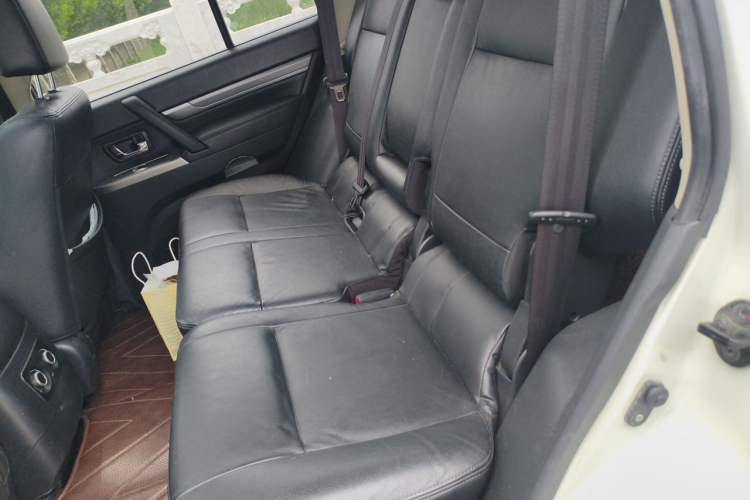 Used Mitsubishi Pajero 2016 3.0L Automatic Prestige Version China V Standard Left Rear Seat