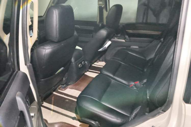 Used Mitsubishi Pajero 2016 3.0L Automatic Standard Version China V Standard Left Rear Seat