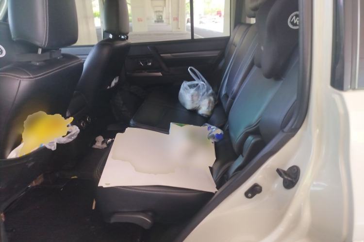 Used Mitsubishi Pajero 2016 3.0L Automatic Standard Version China IV Standard Left Rear Seat