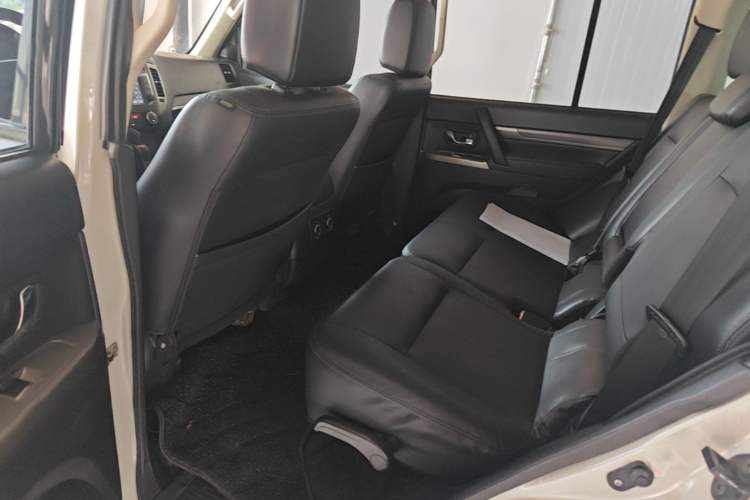 Used Mitsubishi Pajero 2016 3.0L Automatic Prestige Version China V Standard Left Rear Seat