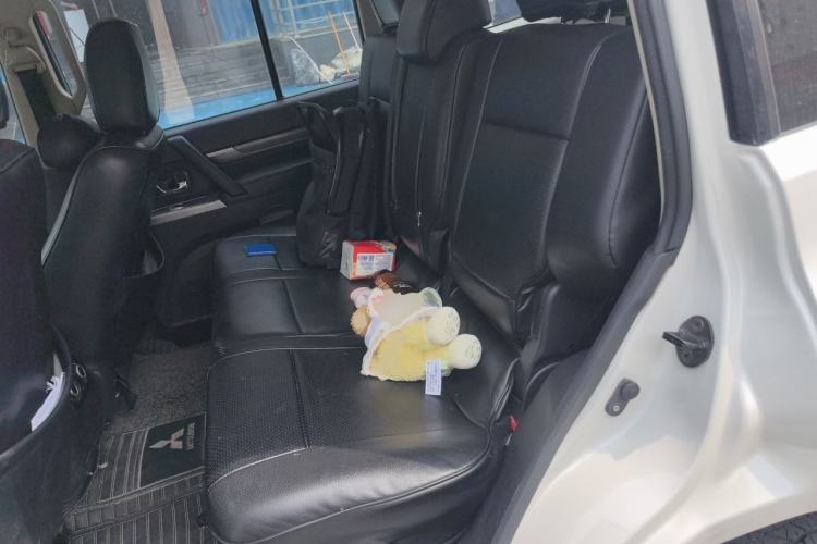 Used Mitsubishi Pajero 2016 3.0L Automatic Standard Version China V Standard Left Rear Seat