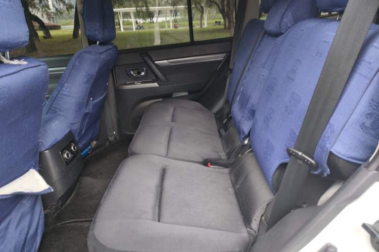 Used Mitsubishi Pajero 2016 3.0L Automatic Standard Version China V Standard Left Rear Seat