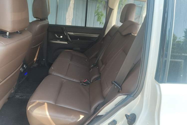 Used Mitsubishi Pajero 2016 3.0L Automatic Standard Version China V Standard Left Rear Seat