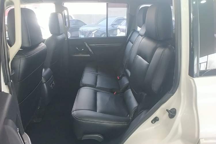 Used Mitsubishi Pajero 2016 3.0L Automatic Standard Version China V Standard Left Rear Seat