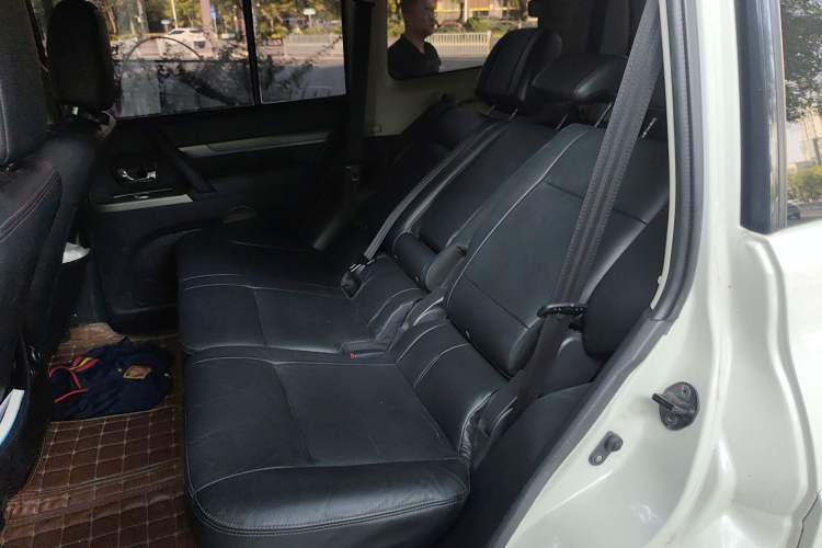 Used Mitsubishi Pajero 2016 3.0L Automatic Prestige Version China V Standard Left Rear Seat
