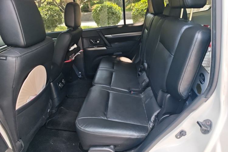 Used Mitsubishi Pajero 2016 3.0L Automatic Luxury Version China V Standard Left Rear Seat