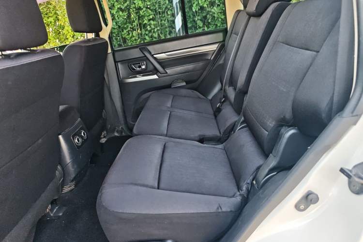 Used Mitsubishi Pajero 2016 3.0L Automatic Standard Version China V Standard Left Rear Seat