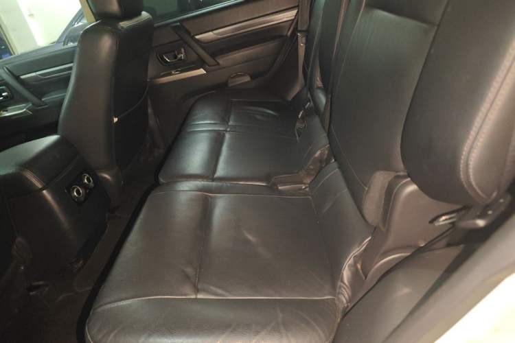 Used Mitsubishi Pajero 2016 3.0L Automatic Prestige Version China V Standard Left Rear Seat