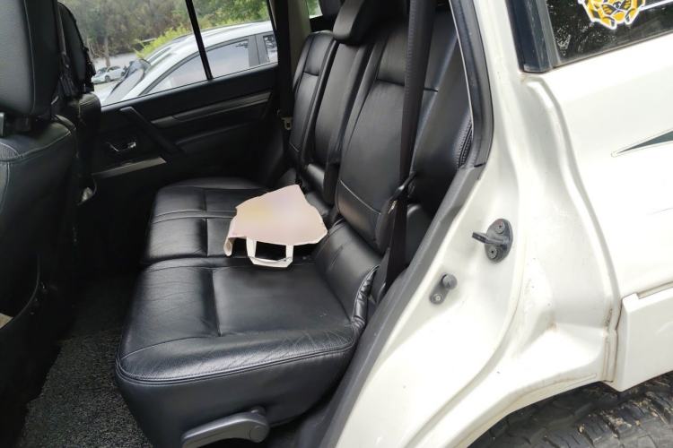 Used Mitsubishi Pajero 2016 3.0L Automatic Prestige Version China V Standard Left Rear Seat