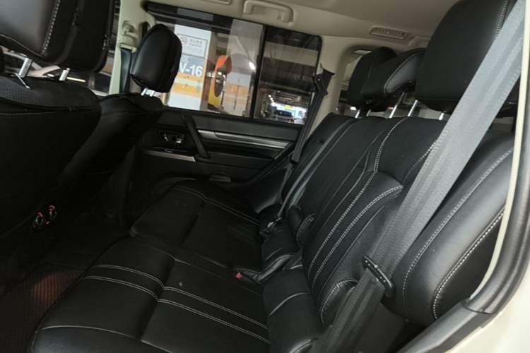Used Mitsubishi Pajero 2016 3.0L Automatic Standard Version China IV Standard Left Rear Seat