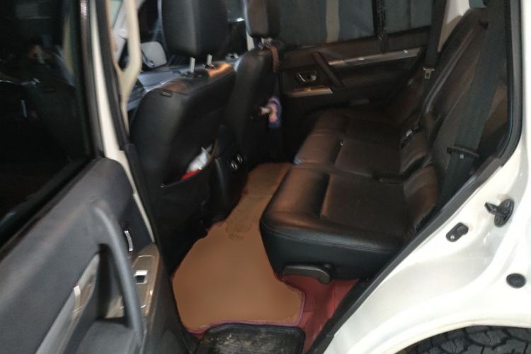 Used Mitsubishi Pajero 2016 3.0L Automatic Prestige Version China V Standard Left Rear Seat