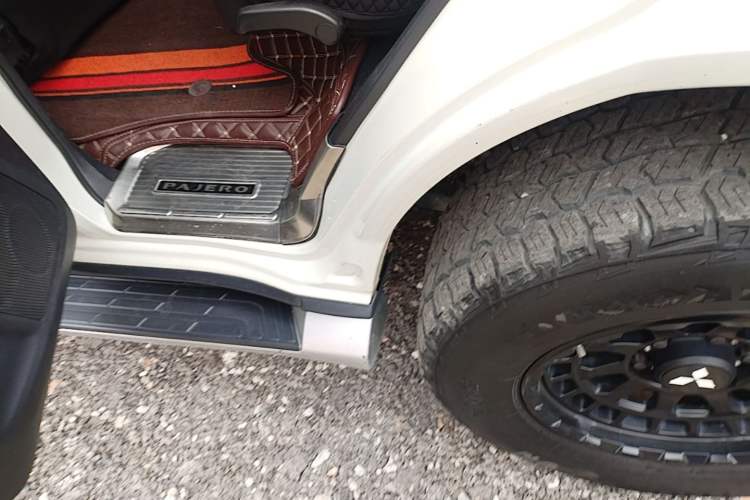 Used Mitsubishi Pajero 2016 3.0L Automatic Prestige Version China V Standard Left Side Sill