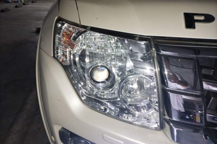 Used Mitsubishi Pajero 2016 3.0L Automatic Standard Version China V Standard Right Front Headlight