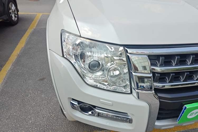 Used Mitsubishi Pajero 2016 3.0L Automatic Prestige Version China V Standard Right Front Headlight