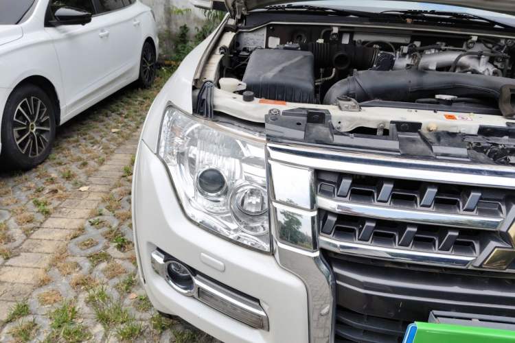 Used Mitsubishi Pajero 2016 3.0L Automatic Prestige Version China V Standard Right Front Headlight