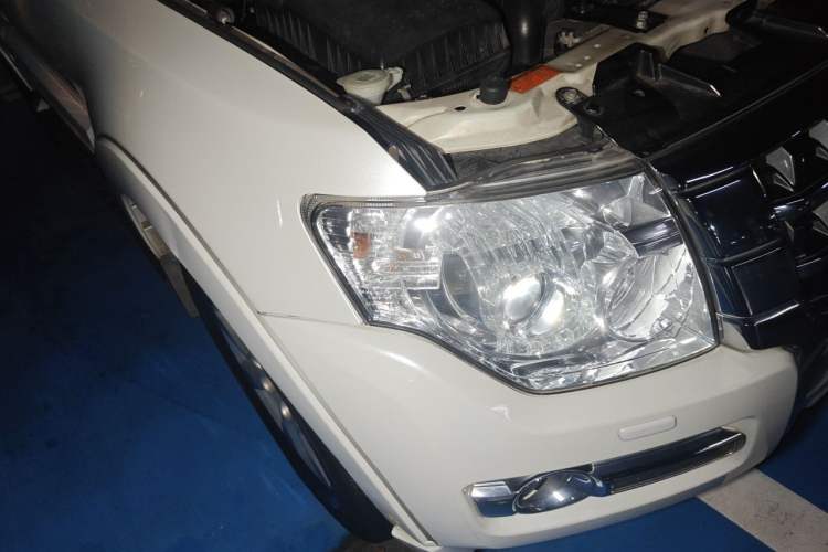 Used Mitsubishi Pajero 2016 3.0L Automatic Prestige Version China IV Standard Right Front Headlight