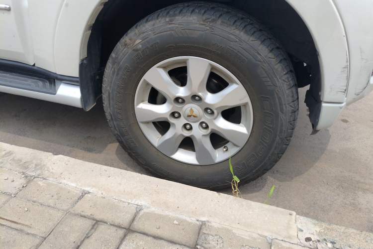 Used Mitsubishi Pajero 2016 3.0L Automatic Prestige Version China V Standard Right Front Wheel Hub