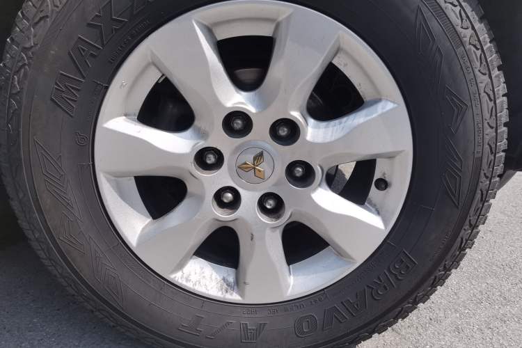 Used Mitsubishi Pajero 2016 3.0L Automatic Prestige Version China V Standard Right Front Wheel Hub