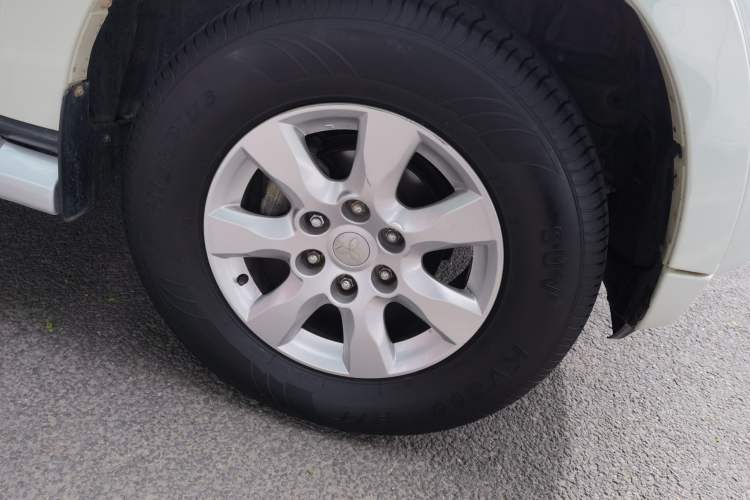 Used Mitsubishi Pajero 2016 3.0L Automatic Standard Version China V Standard Right Front Wheel Hub