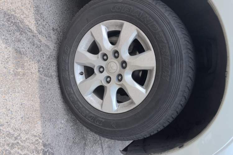 Used Mitsubishi Pajero 2016 3.0L Automatic Standard Version China V Standard Right Front Wheel Hub