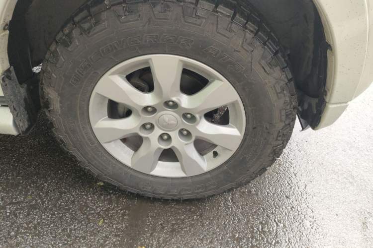 Used Mitsubishi Pajero 2016 3.0L Automatic Standard Version China V Standard Right Front Wheel Hub