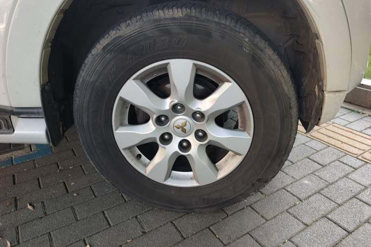 Used Mitsubishi Pajero 2016 3.0L Automatic Prestige Version China V Standard Right Front Wheel Hub