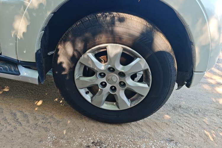 Used Mitsubishi Pajero 2016 3.0L Automatic Standard Version China V Standard Right Front Wheel Hub